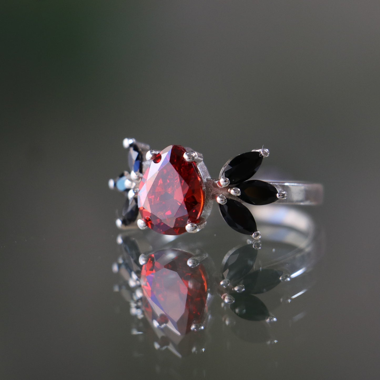 Lab. Emerald Wing Gothic Black 925 Silver Ring