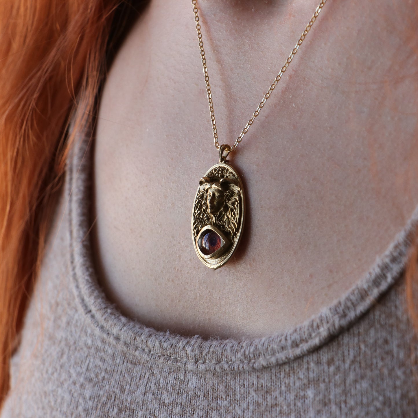 Medusa Madalyon Kahverengi Göz Kolye