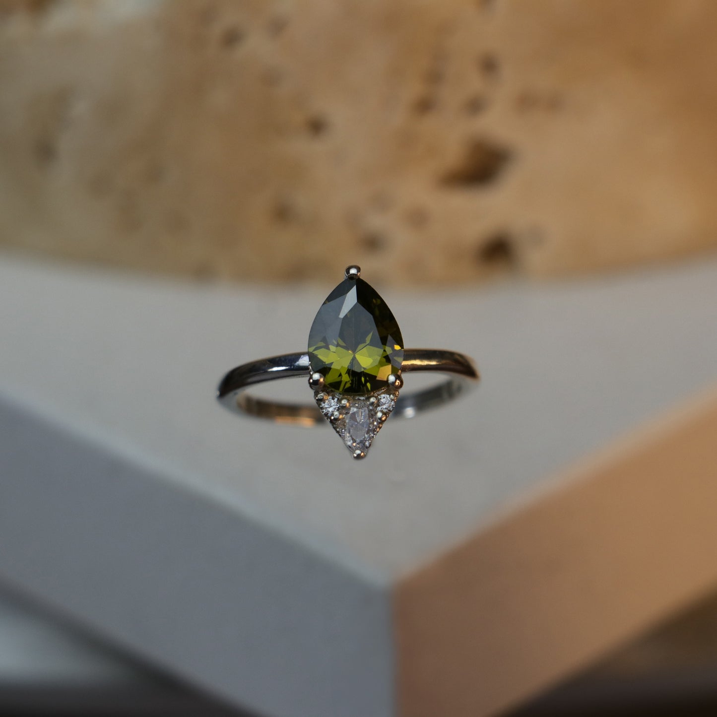 Damla Kesim Peridot ve Mozanite 925 Gümüş Yüzük