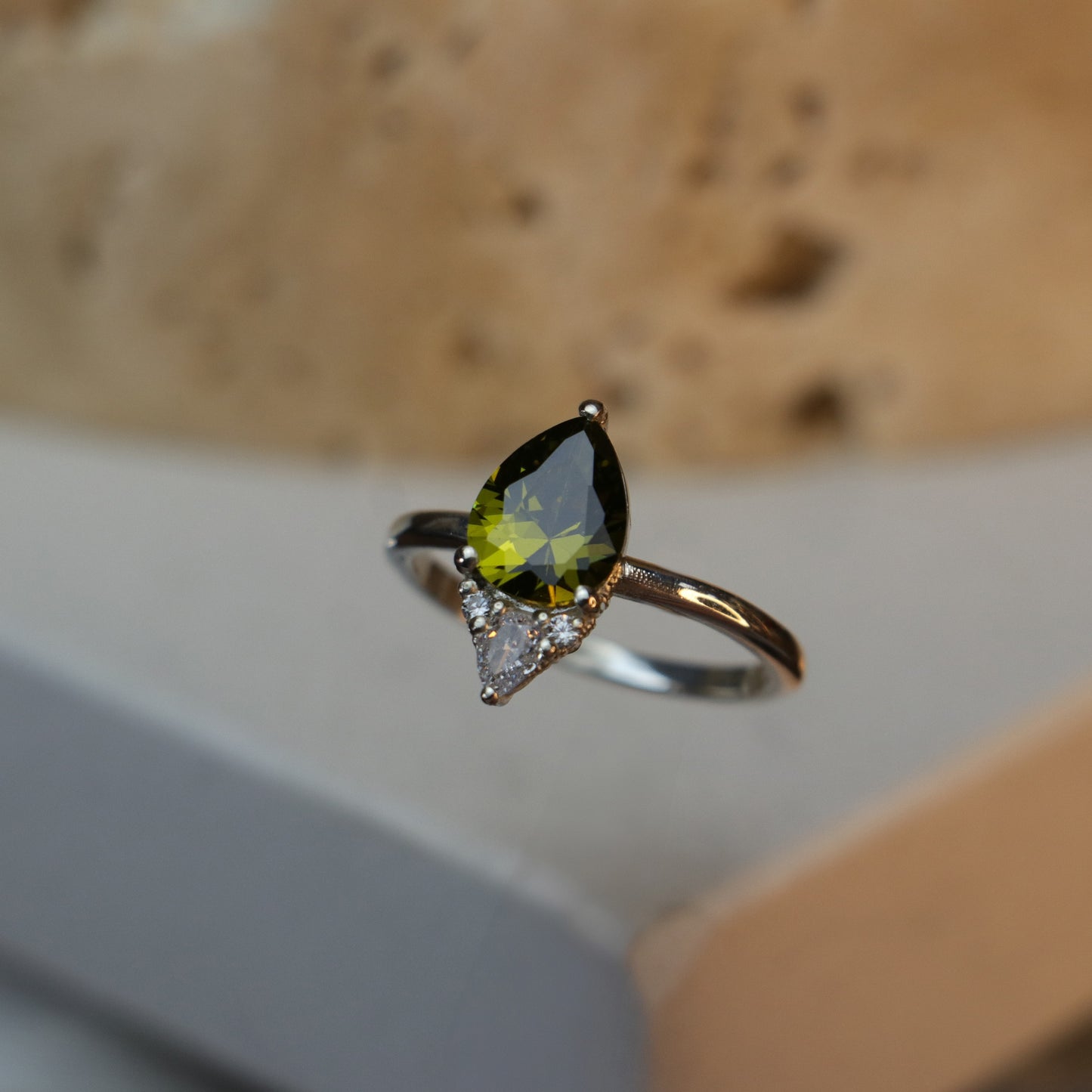 Damla Kesim Peridot ve Mozanite 925 Gümüş Yüzük