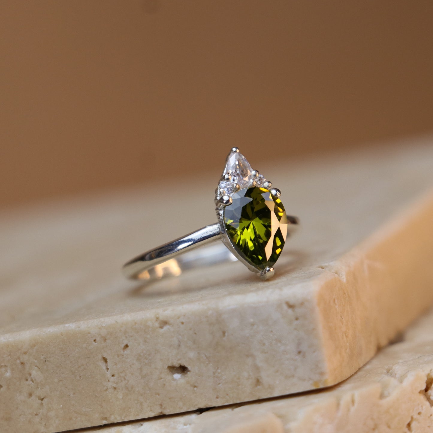 Damla Kesim Peridot ve Mozanite 925 Gümüş Yüzük