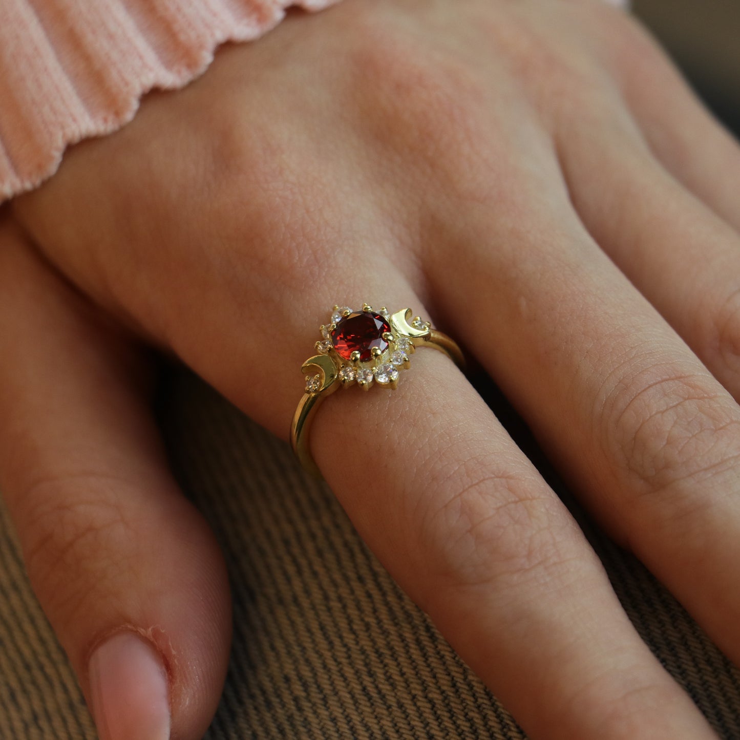 Ay Tanrıçası Garnet ve Mozanite (14 Ayar Altın)