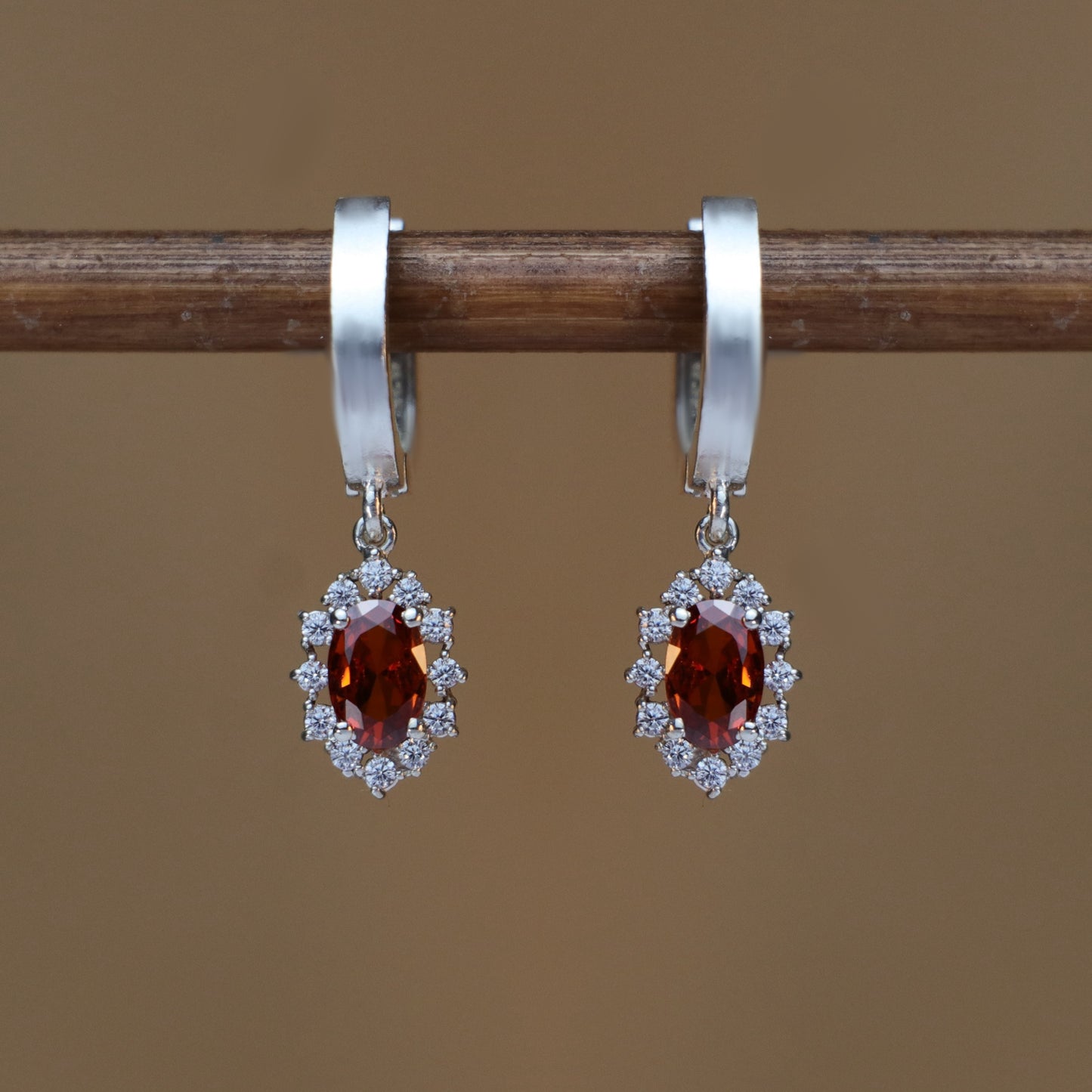 Oval Garnet ve Mozanit Taşlı 925 Gümüş Küpe