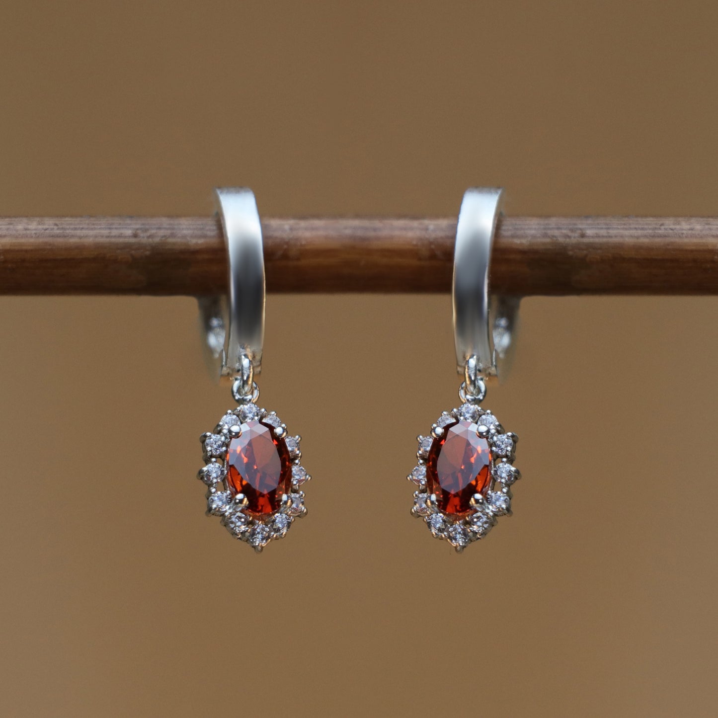Oval Garnet ve Mozanit Taşlı 925 Gümüş Küpe