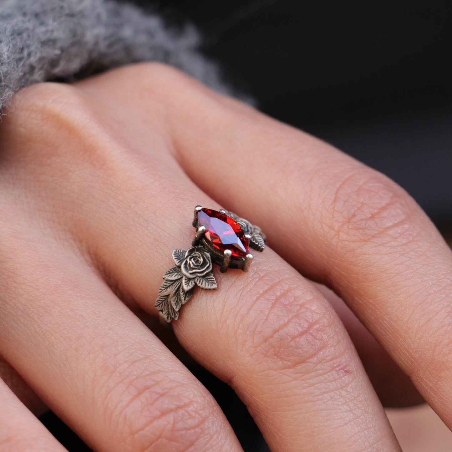 Yapraklar (Tüm Doğal Taşlar) 925 Oksitlenmiş Gümüş Yüzük