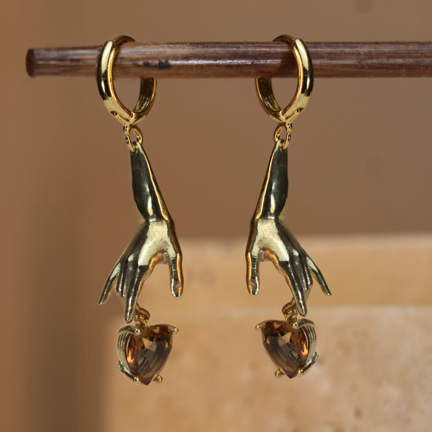 Eller Kalp Ametist Taşlı Küpe (Tüm Maden ve Taş Seçenekleri)