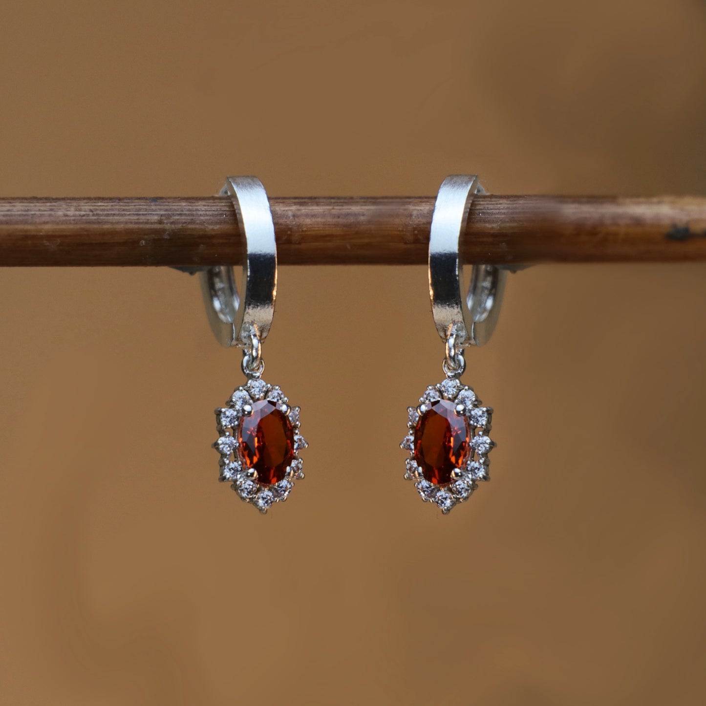 Oval Garnet ve Mozanit Taşlı 925 Gümüş Küpe