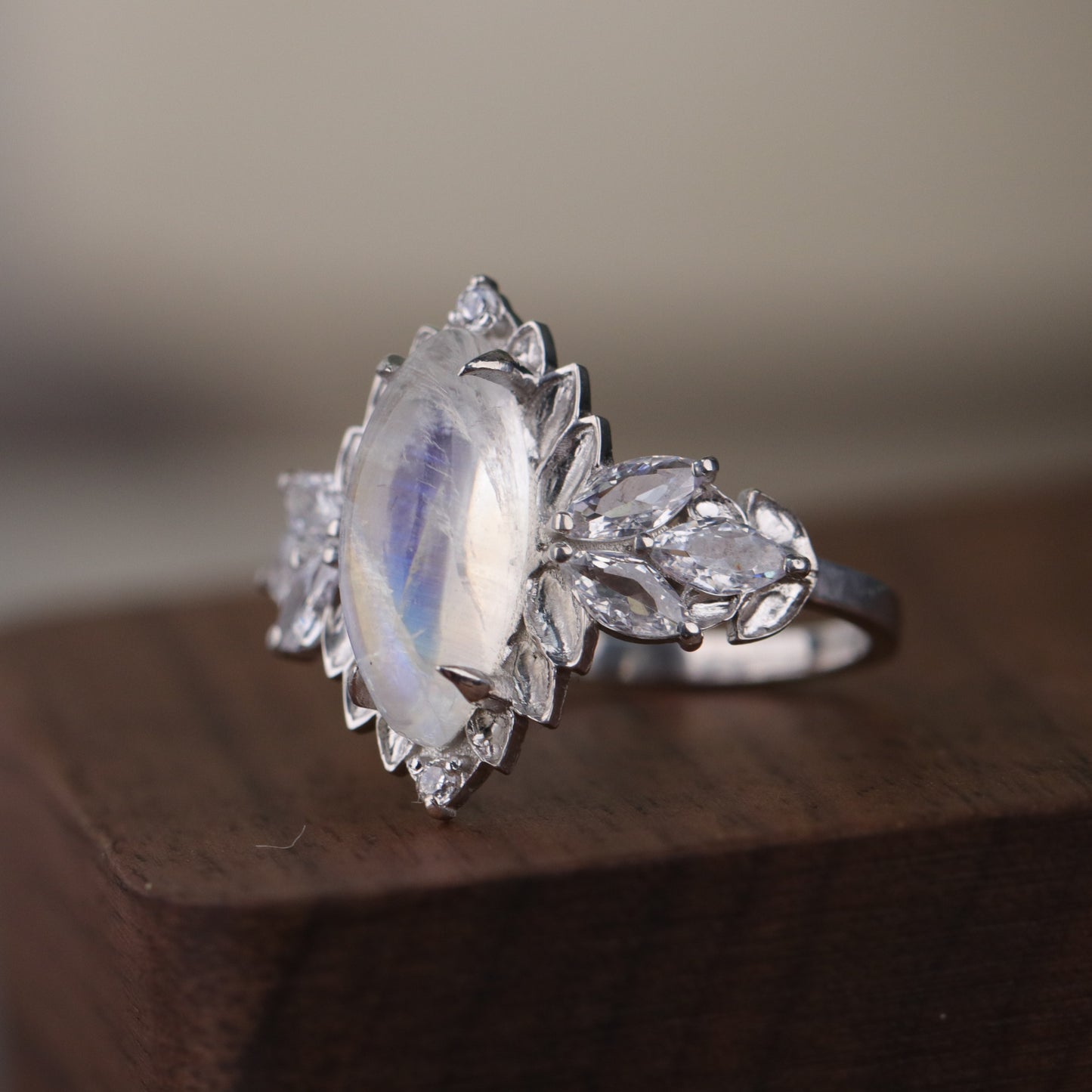 Özel Tasarım Ay Taşı ve Pırlanta 14 Ayar Beyaz Altın Yüzük