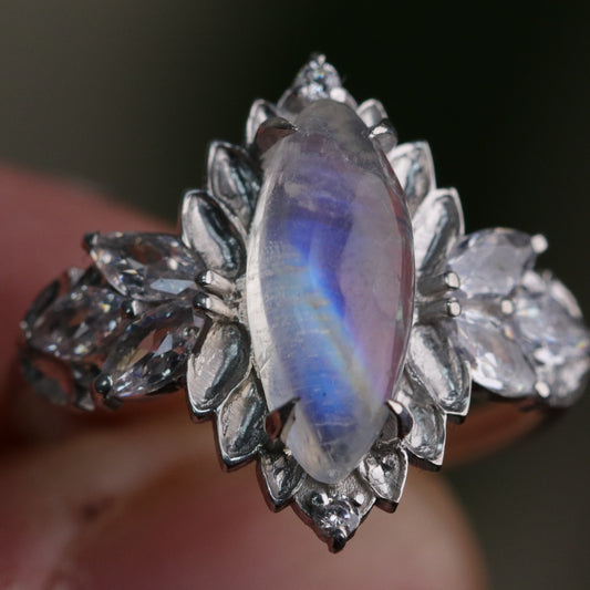 Özel Tasarım Ay Taşı ve Pırlanta 14 Ayar Beyaz Altın Yüzük