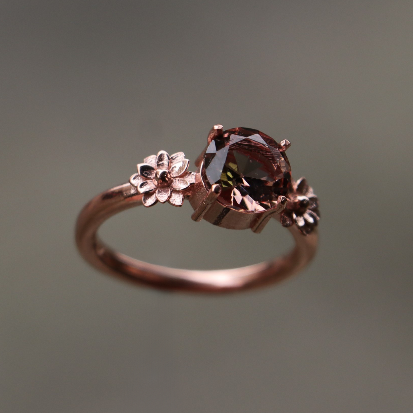 Zultanit 925 Gümüş Rose Altın Kaplama Yüzük  (Işığın gücüne göre renk değiştirir.)