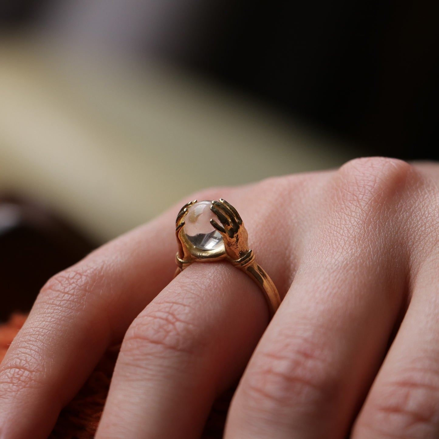 Eller Arasında Clear Kuvars Yüzük (Tüm Taş ve Maden Seçenekleri)