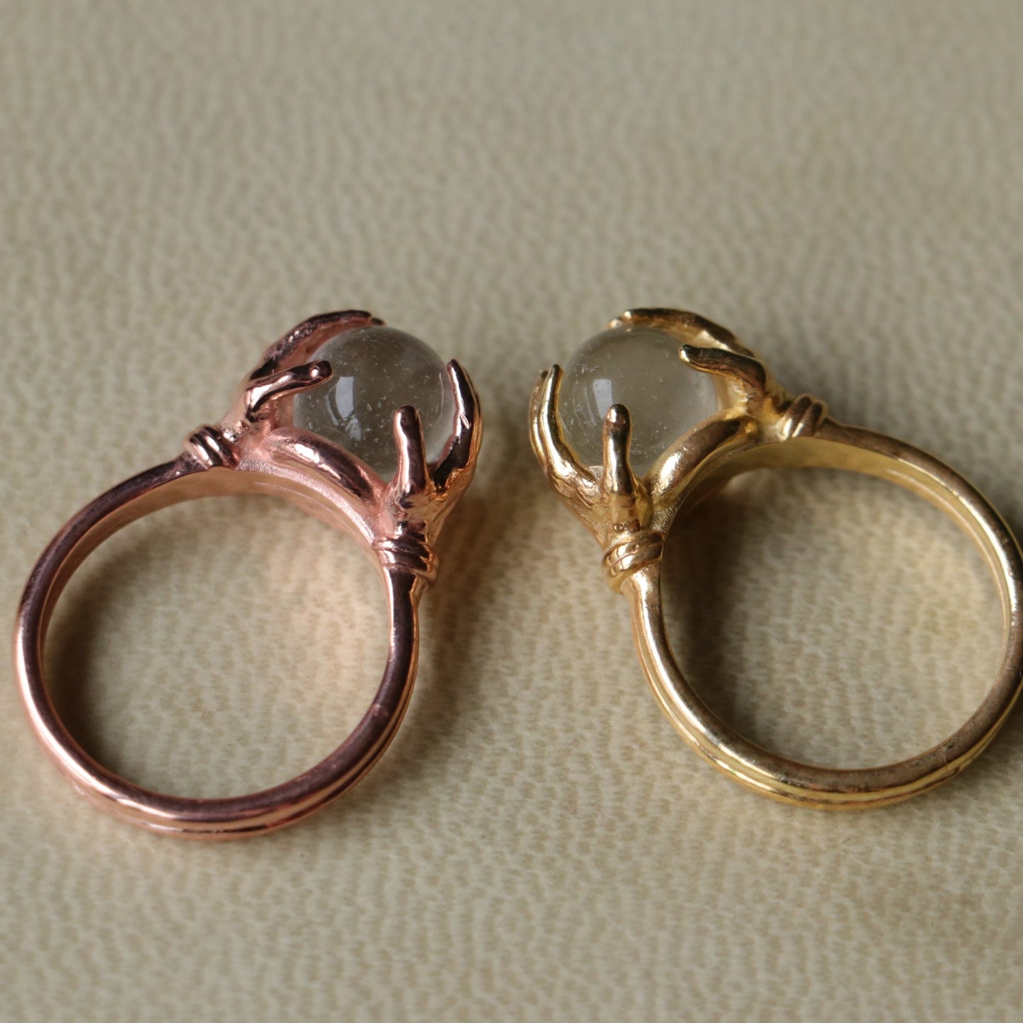 Eller Arasında Clear Kuvars Yüzük (Tüm Taş ve Maden Seçenekleri)