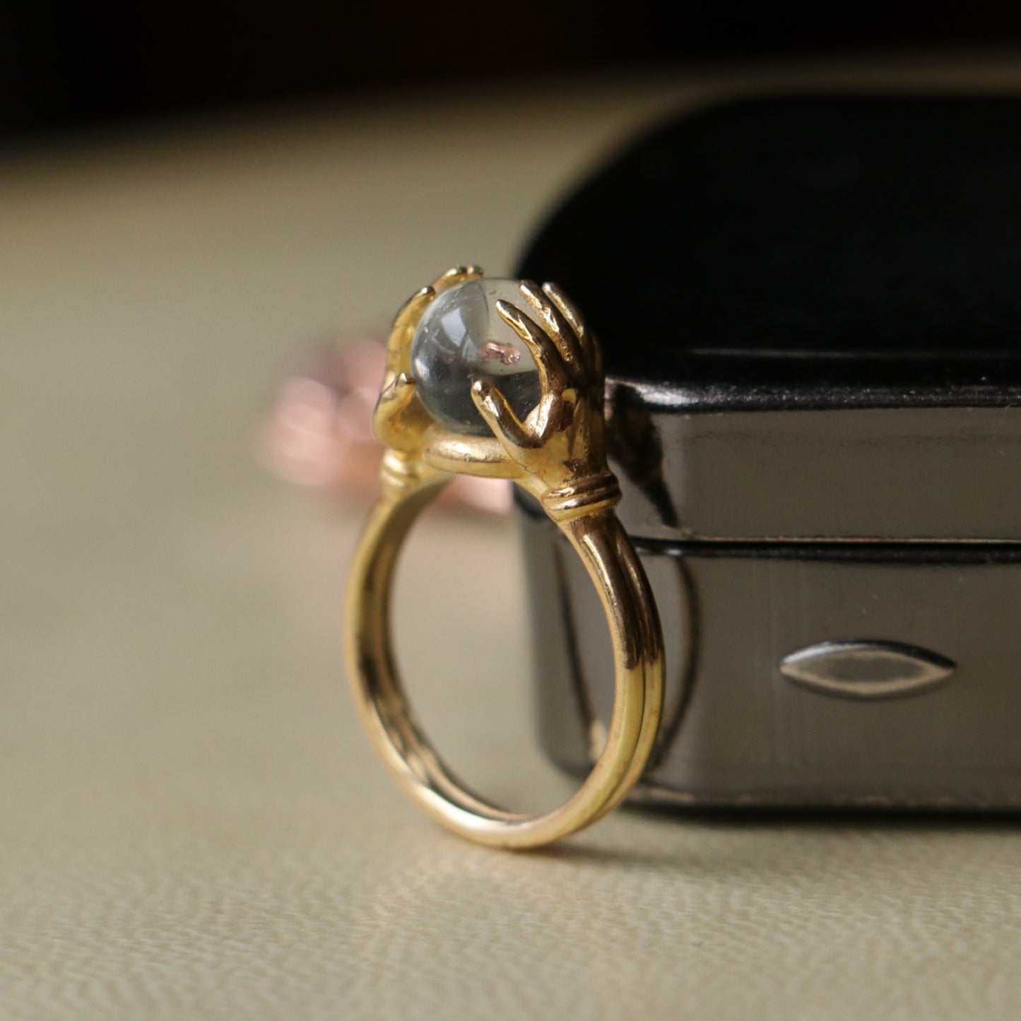 Eller Arasında Clear Kuvars Yüzük (Tüm Taş ve Maden Seçenekleri)