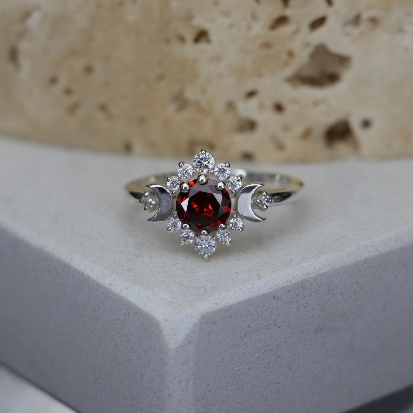 Ay Tanrıçası Garnet ve Mozanite 925 Gümüş Yüzük