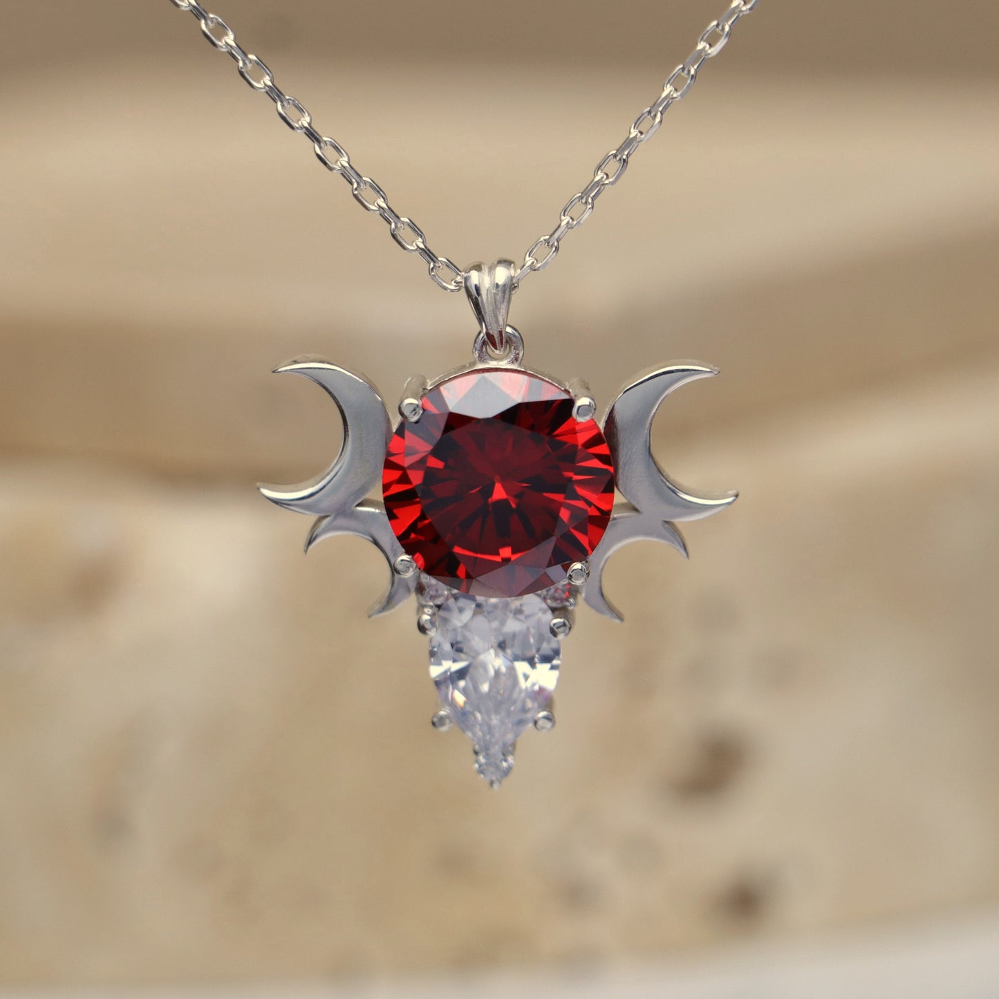 Ay Tanrıçası Ruby ve Mozanite 925 Gümüş Kolye