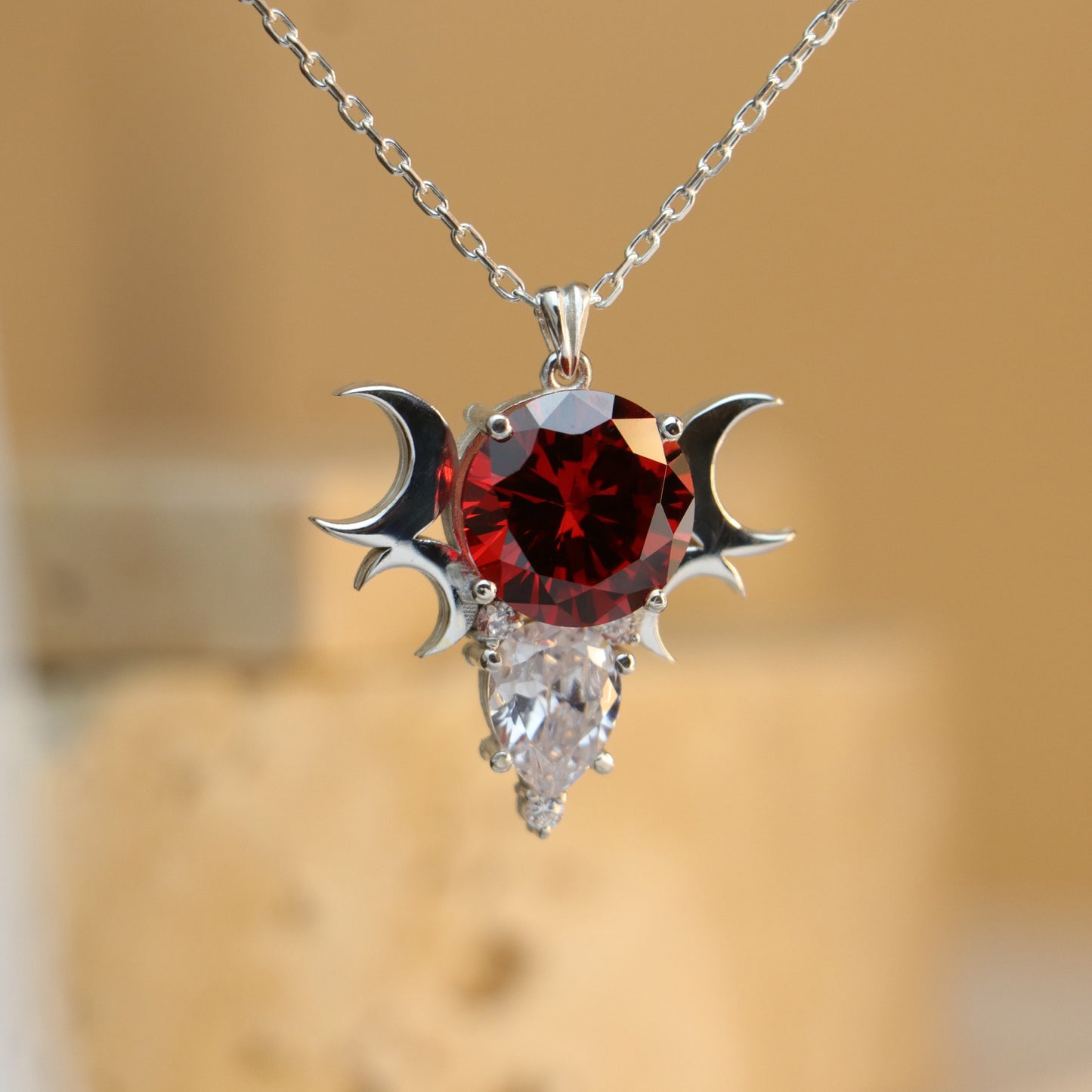 Ay Tanrıçası Ruby ve Mozanite 925 Gümüş Kolye