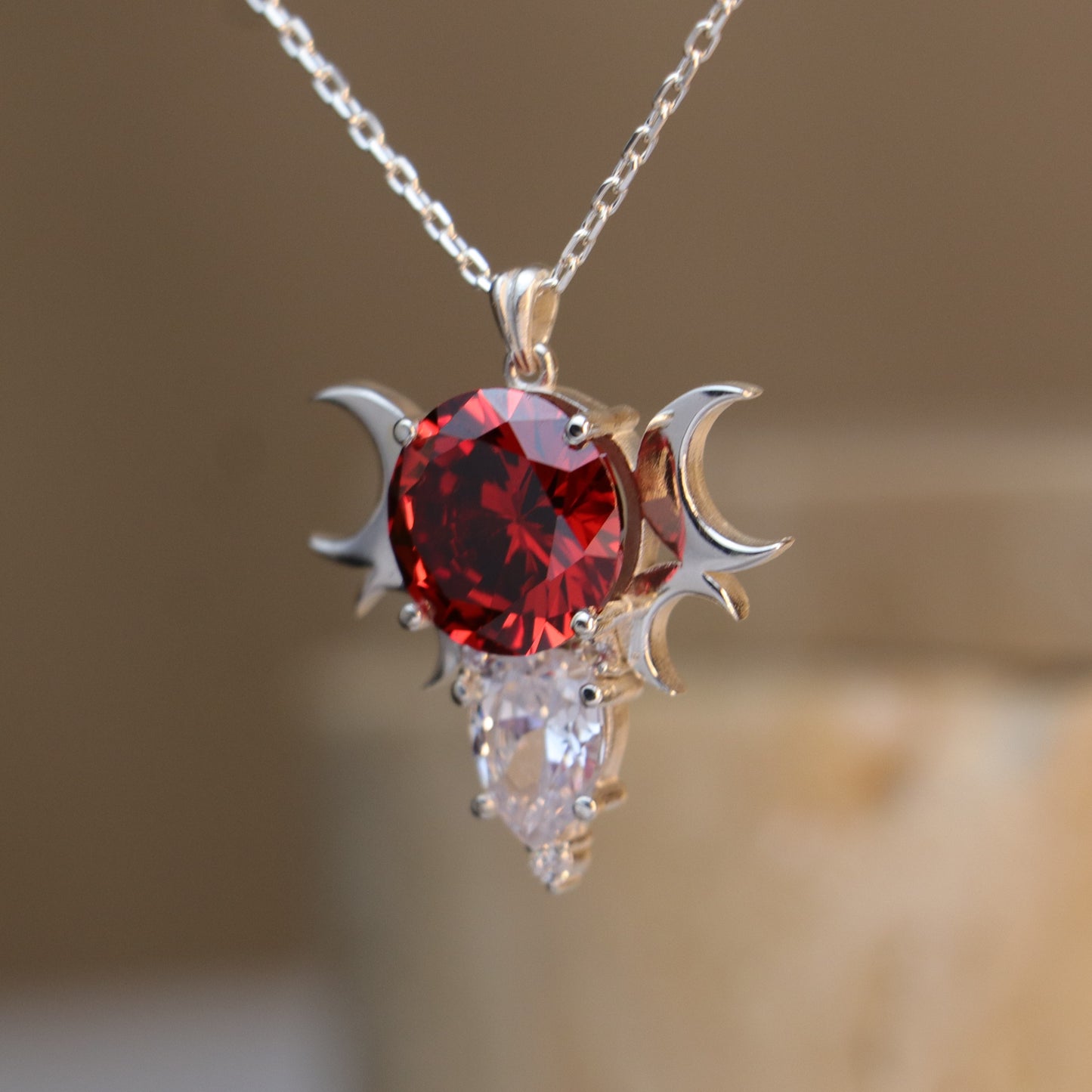 Ay Tanrıçası Ruby ve Mozanite 925 Gümüş Kolye