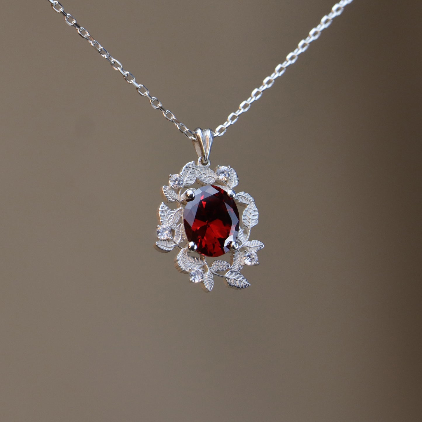 Yapraklar Garnet ve Mozanit 925 Gümüş Üzeri Altın Kaplama Kolye