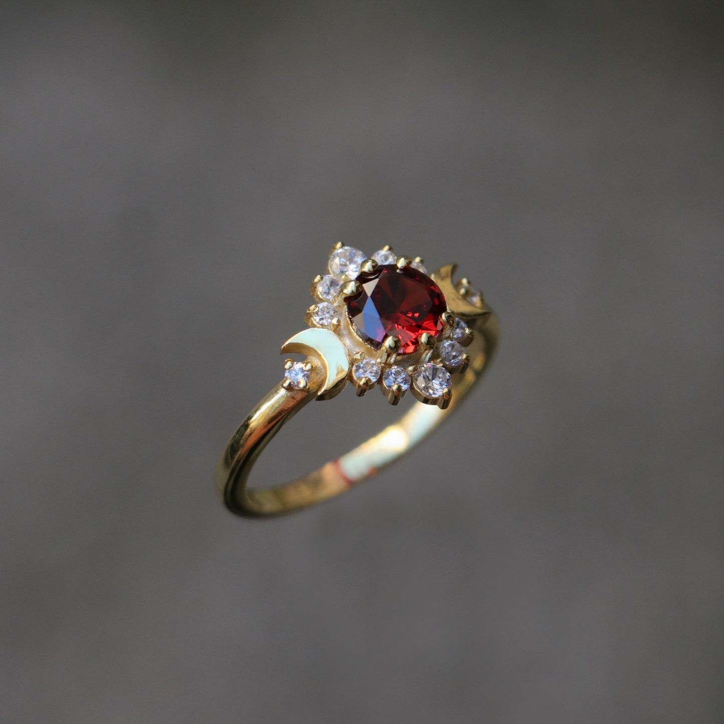 Ay Tanrıçası Garnet ve Mozanite 925 Gümüş Altın Kaplama Yüzük