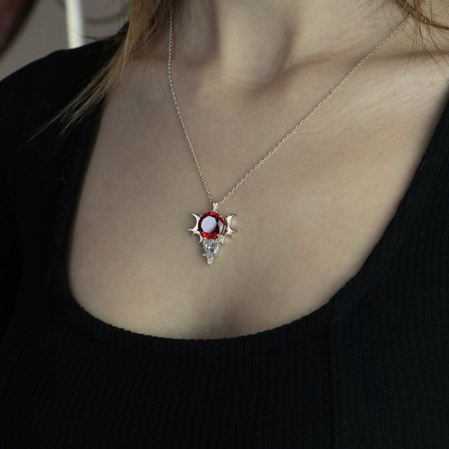 Ay Tanrıçası Ruby ve Mozanite 925 Gümüş Kolye