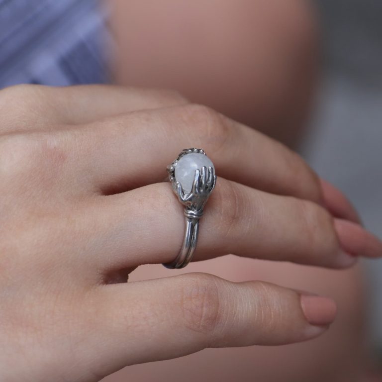 Eller Arasında Clear Kuvars Yüzük (Tüm Taş ve Maden Seçenekleri)