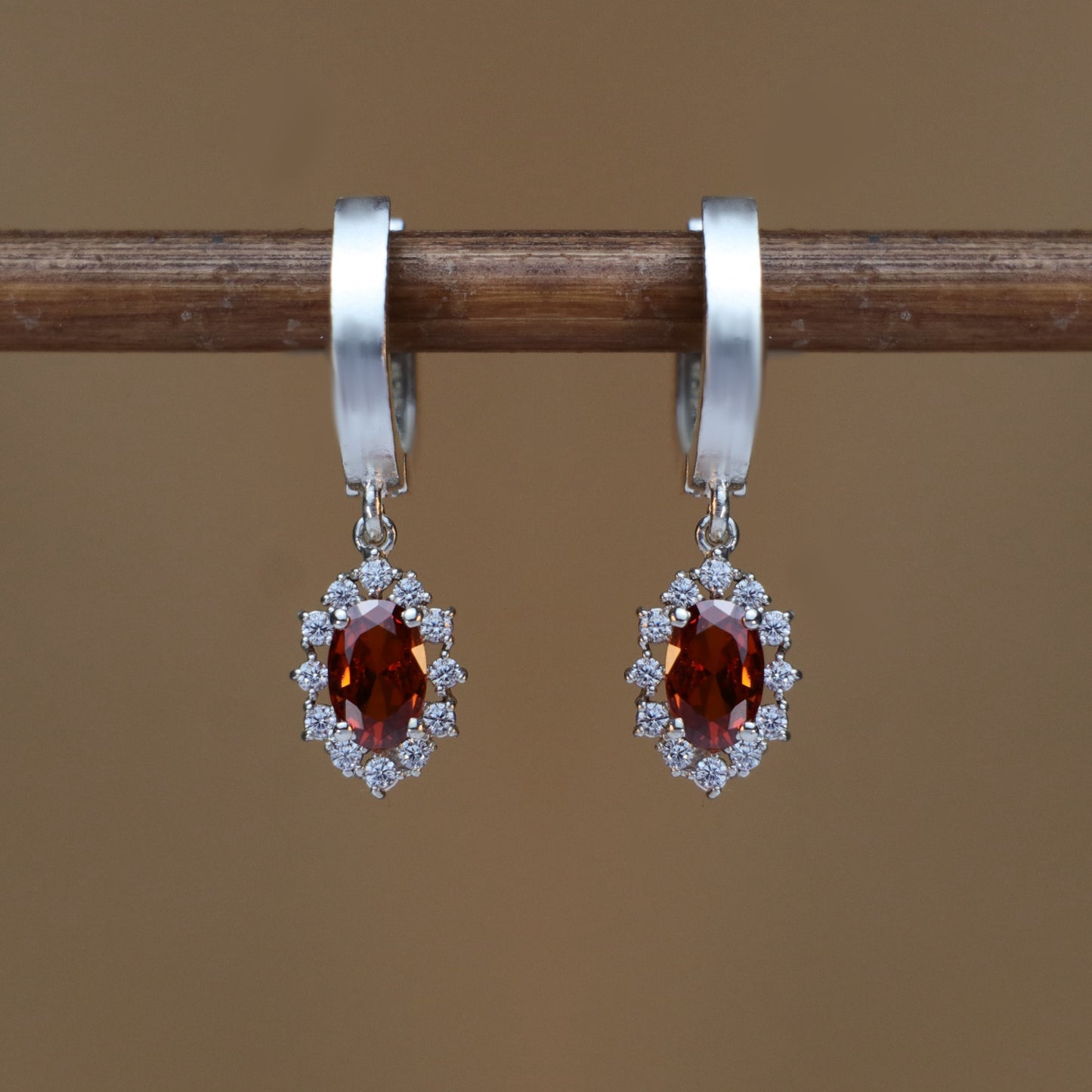 Oval Garnet ve Mozanit Taşlı 925 Gümüş Küpe