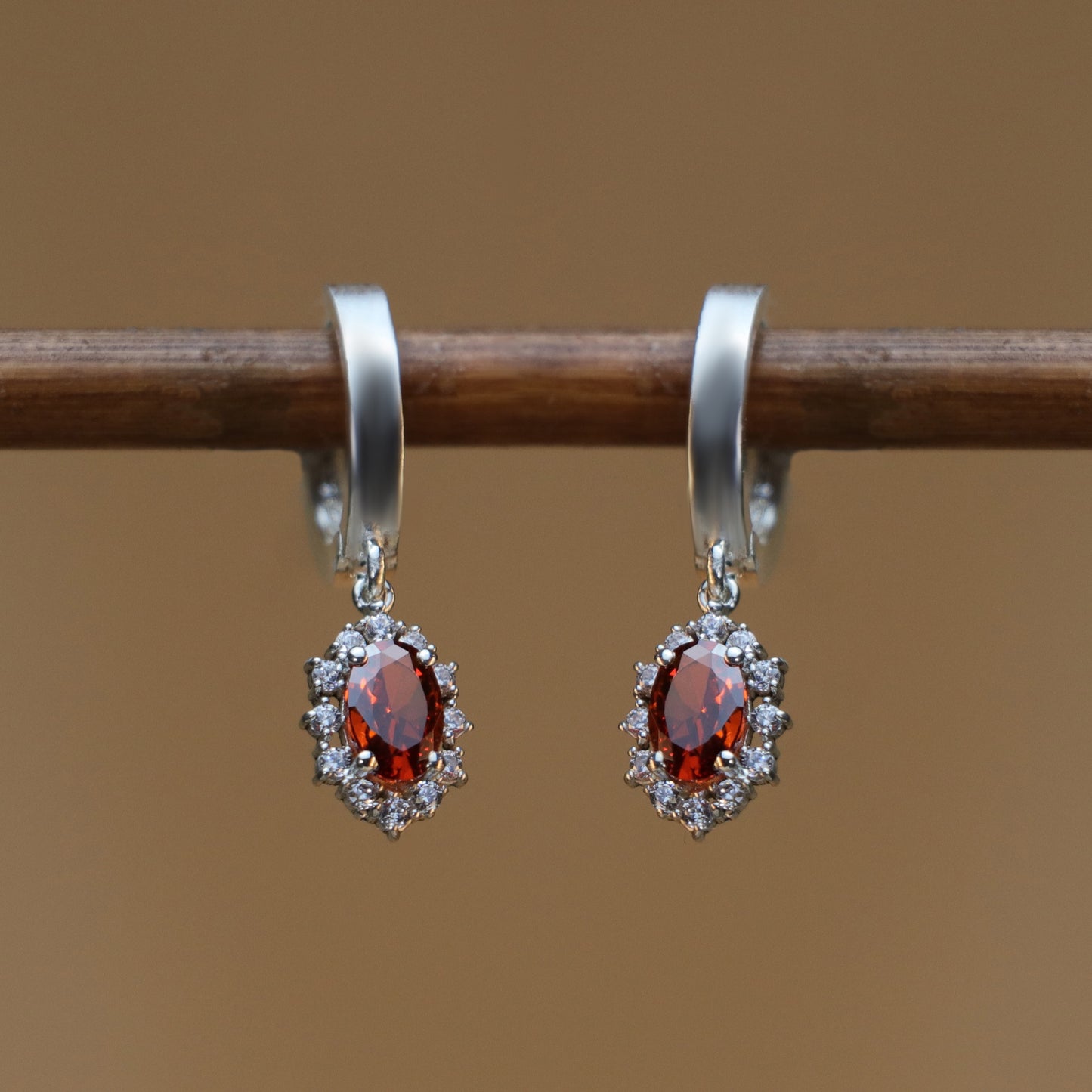 Oval Garnet ve Mozanit Taşlı 925 Gümüş Küpe