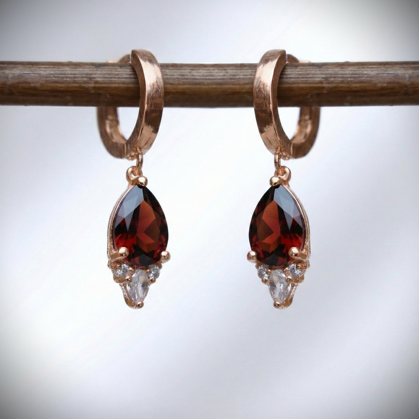 Damla Garnet ve Mozanite Küpe (Tüm Taş ve Maden Seçenekleri)