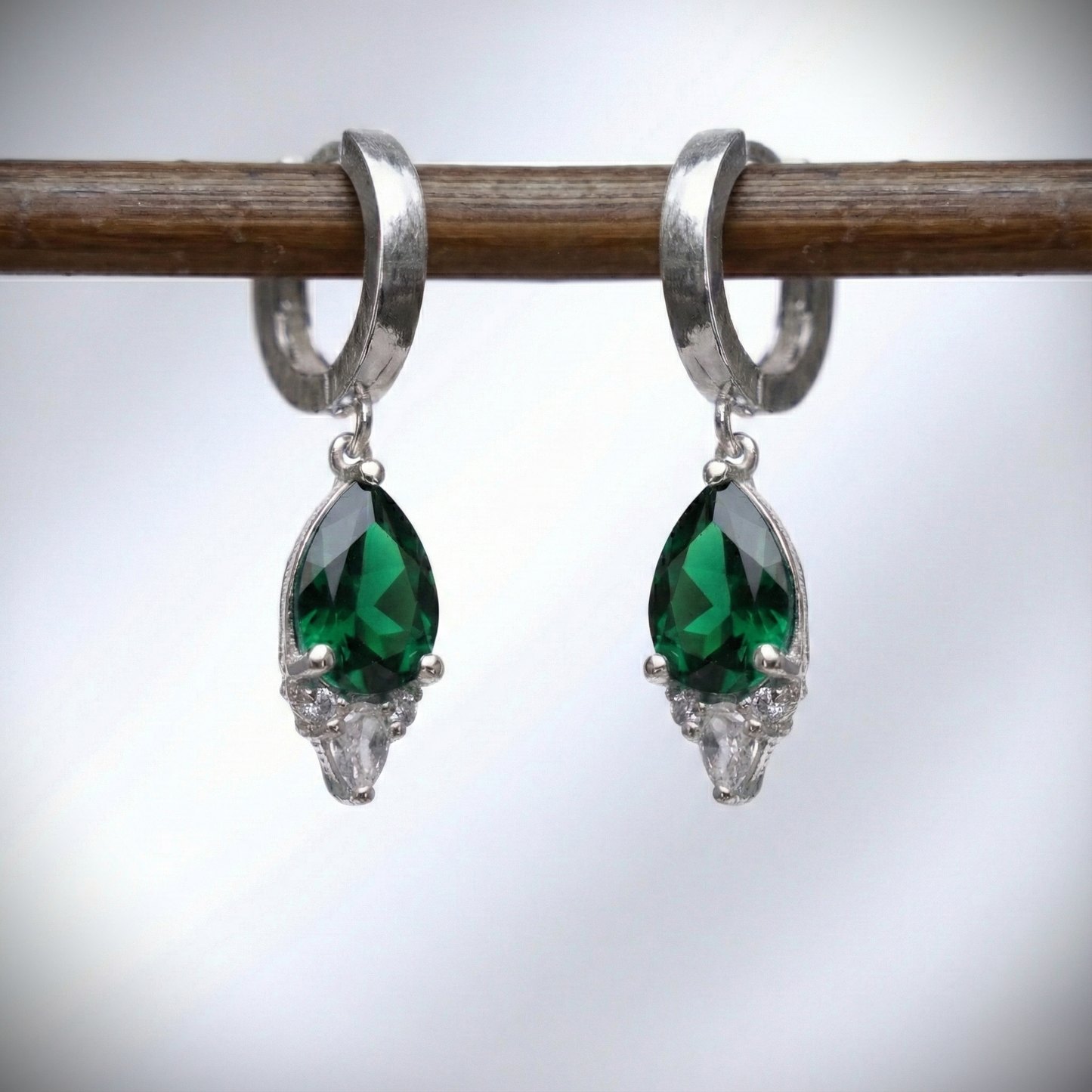 Damla Garnet ve Mozanite Küpe (Tüm Taş ve Maden Seçenekleri)