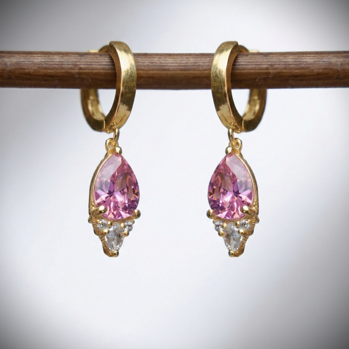 Damla Garnet ve Mozanite Küpe (Tüm Taş ve Maden Seçenekleri)