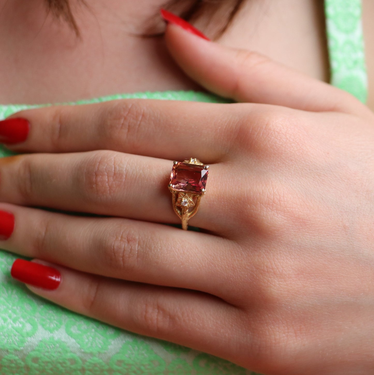 Lotus Yüzük (Tüm Taş ve Maden Seçenekleri)