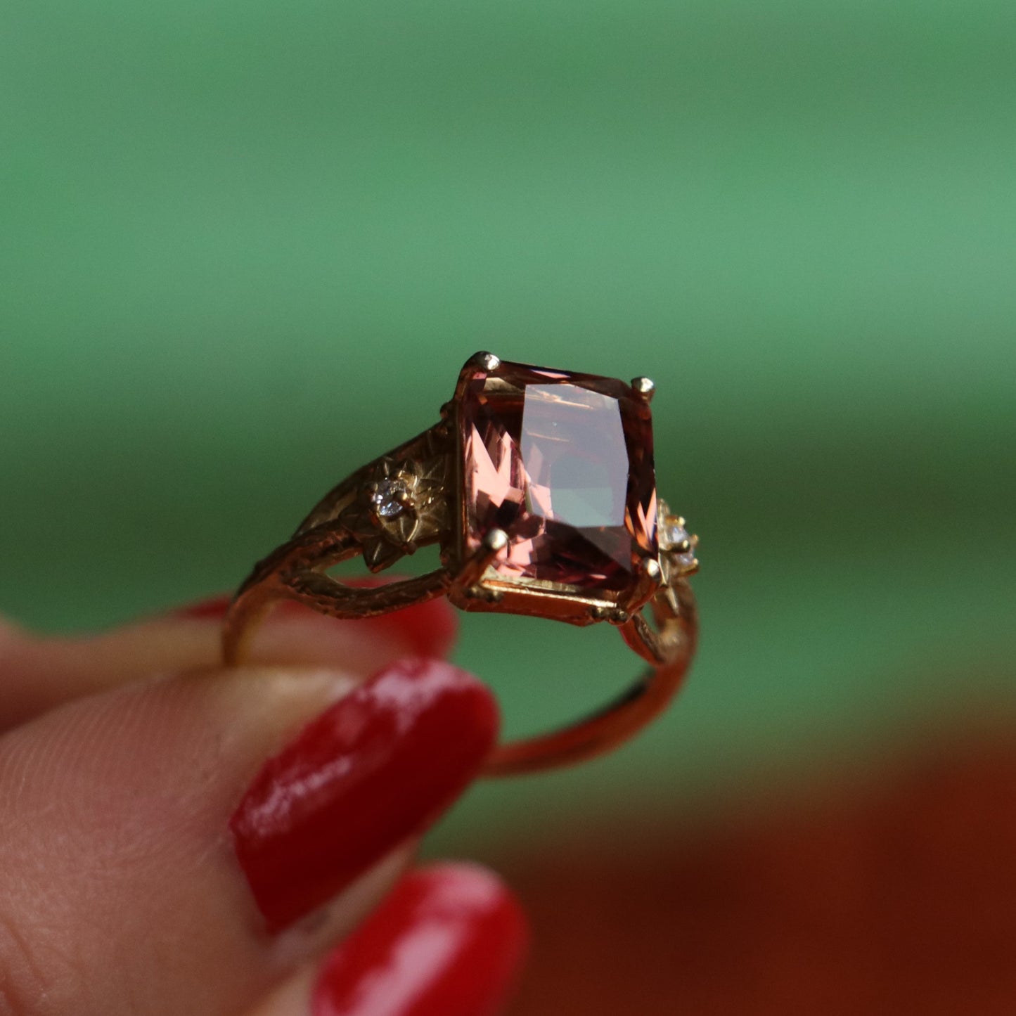 Lotus Yüzük (Tüm Taş ve Maden Seçenekleri)