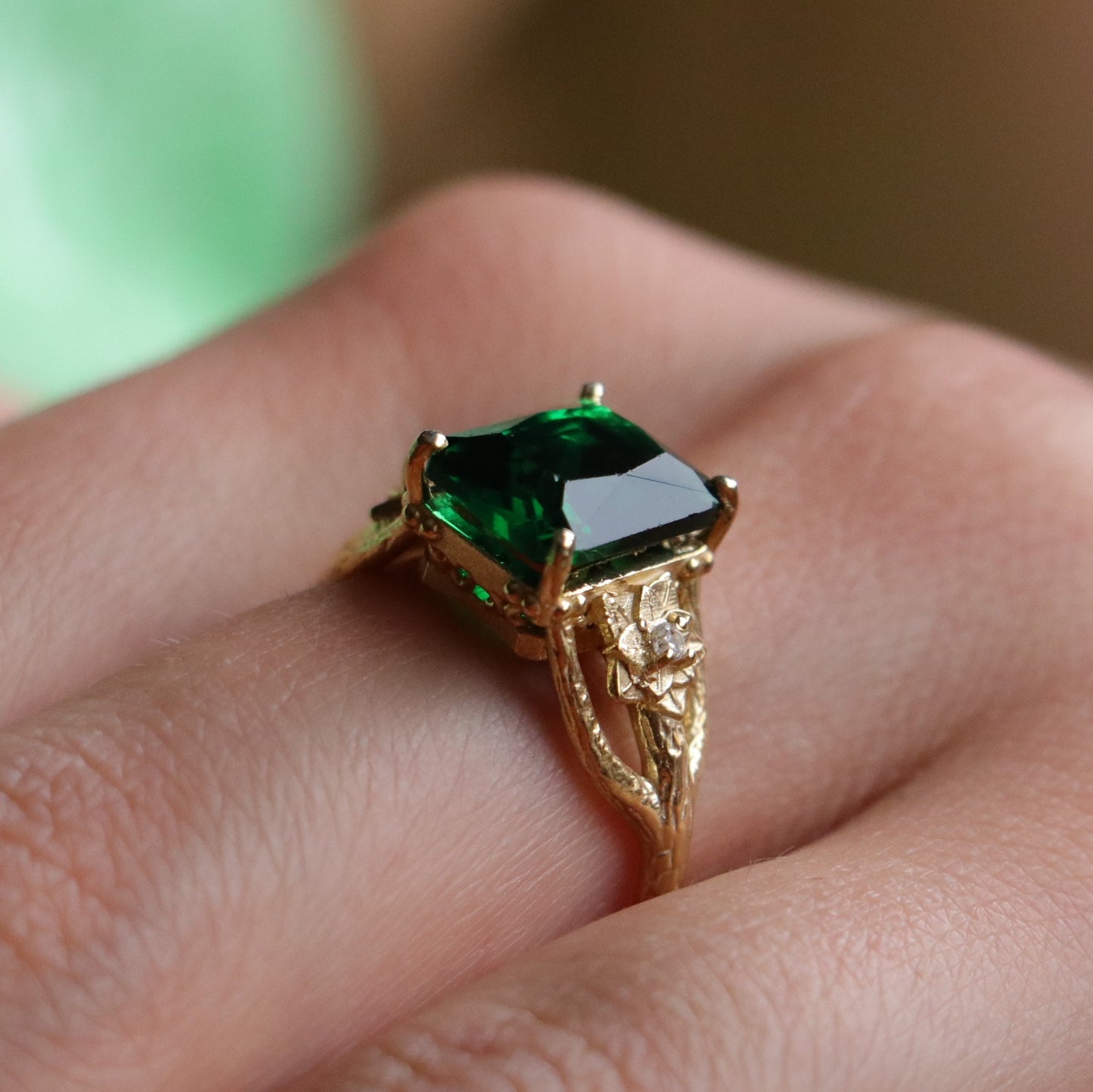 Lotus Yüzük (Tüm Taş ve Maden Seçenekleri)