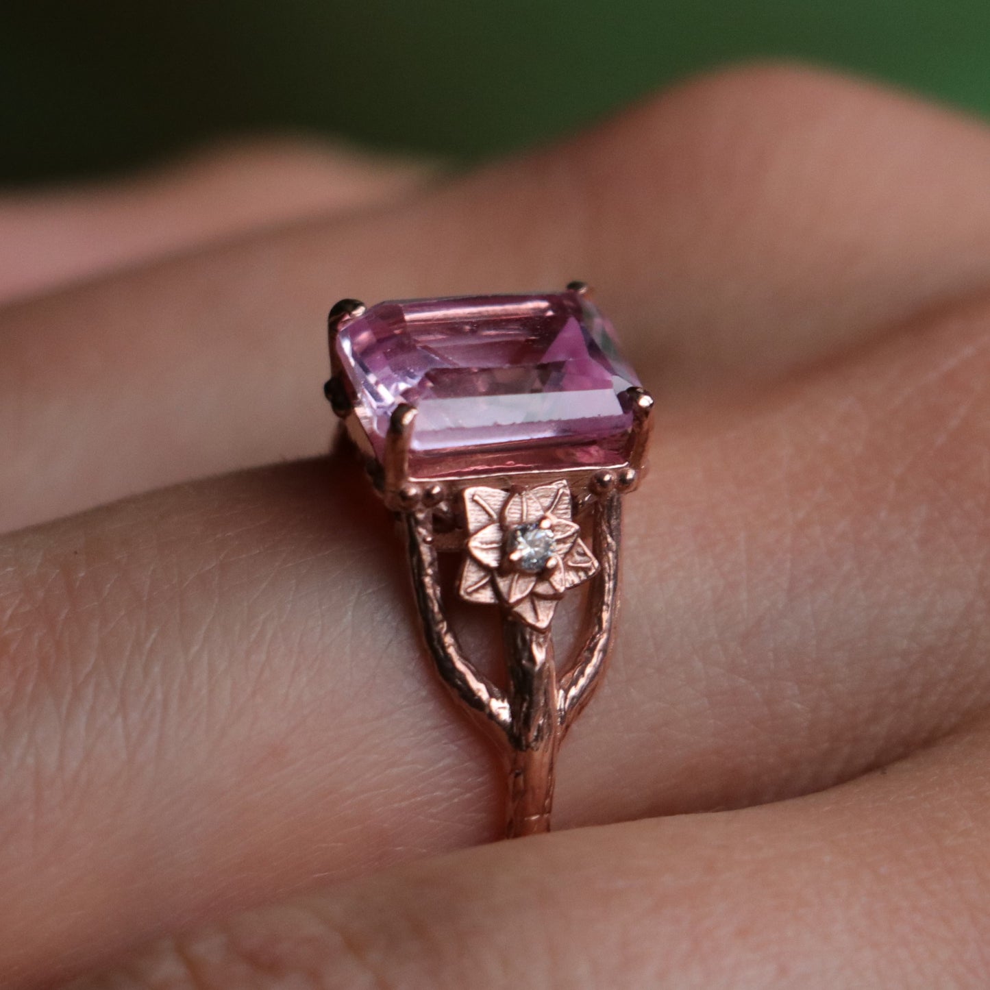 Lotus Yüzük (Tüm Taş ve Maden Seçenekleri)