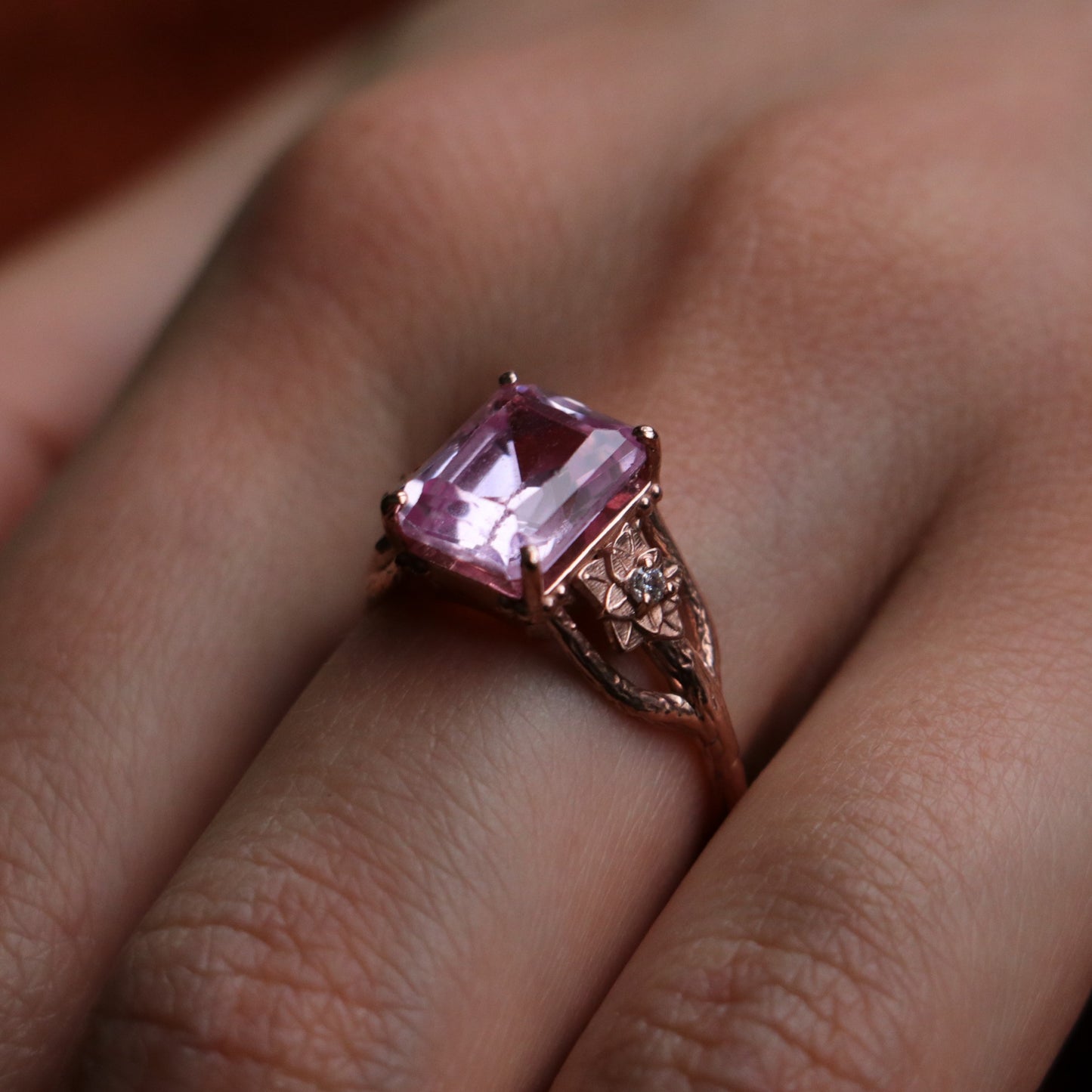 Lotus Yüzük (Tüm Taş ve Maden Seçenekleri)