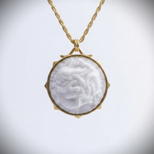 Broken Medusa Madalyon Kolye (Tüm Renk Seçenekleri)
